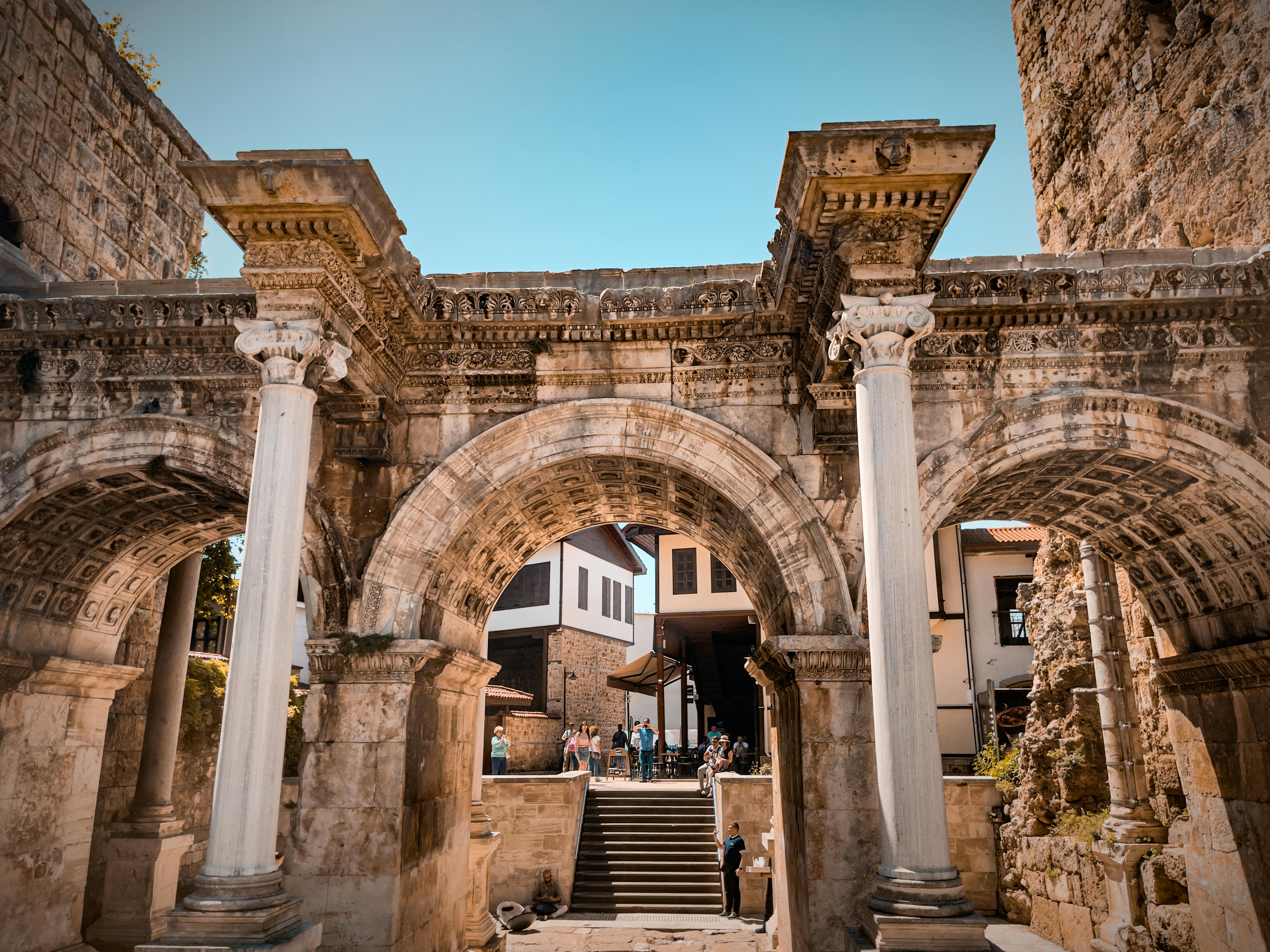 Hadrian Kapısı, Antalya, Kaleiçi, Eski Şehir, Roma mimarisi, antik tak, Türkiye, tarihi simge, gezi, turizm, kültürel miras, taş anıt, şehir surları, ünlü yer