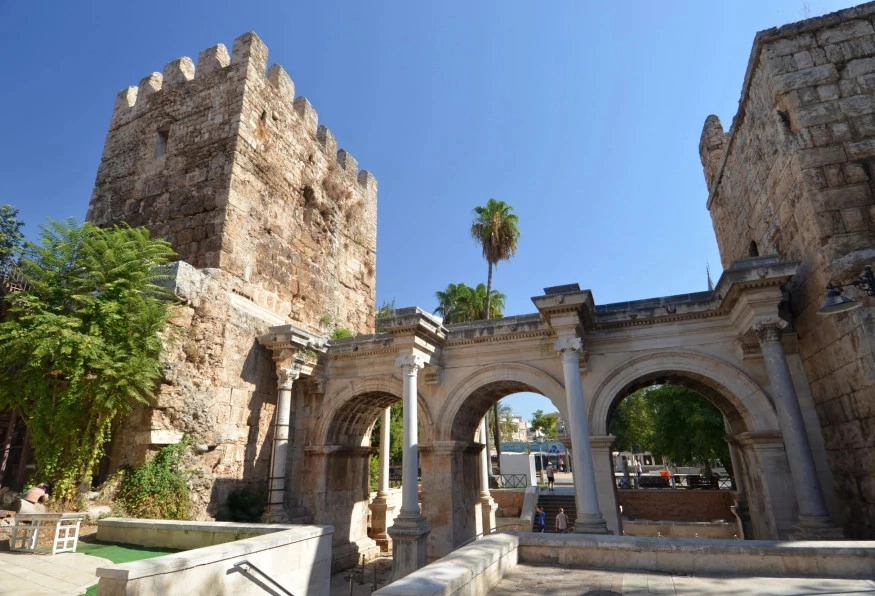 Hadrian Kapısı, Antalya, Kaleiçi, Eski Şehir, Roma mimarisi, antik tak, Türkiye, tarihi simge, gezi, turizm, kültürel miras, taş anıt, şehir surları, ünlü yer