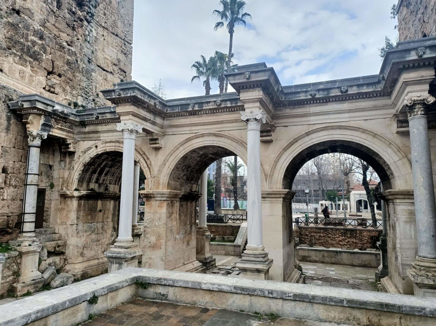 geleneksel pazar, Antalya, Kaleiçi, Eski Şehir, Türk çarşısı, hediyelik, alışveriş, yerel el sanatları, esnaflar, otantik, tezgahlar, halılar, kültürel deneyim, baharatlar, canlı renkler