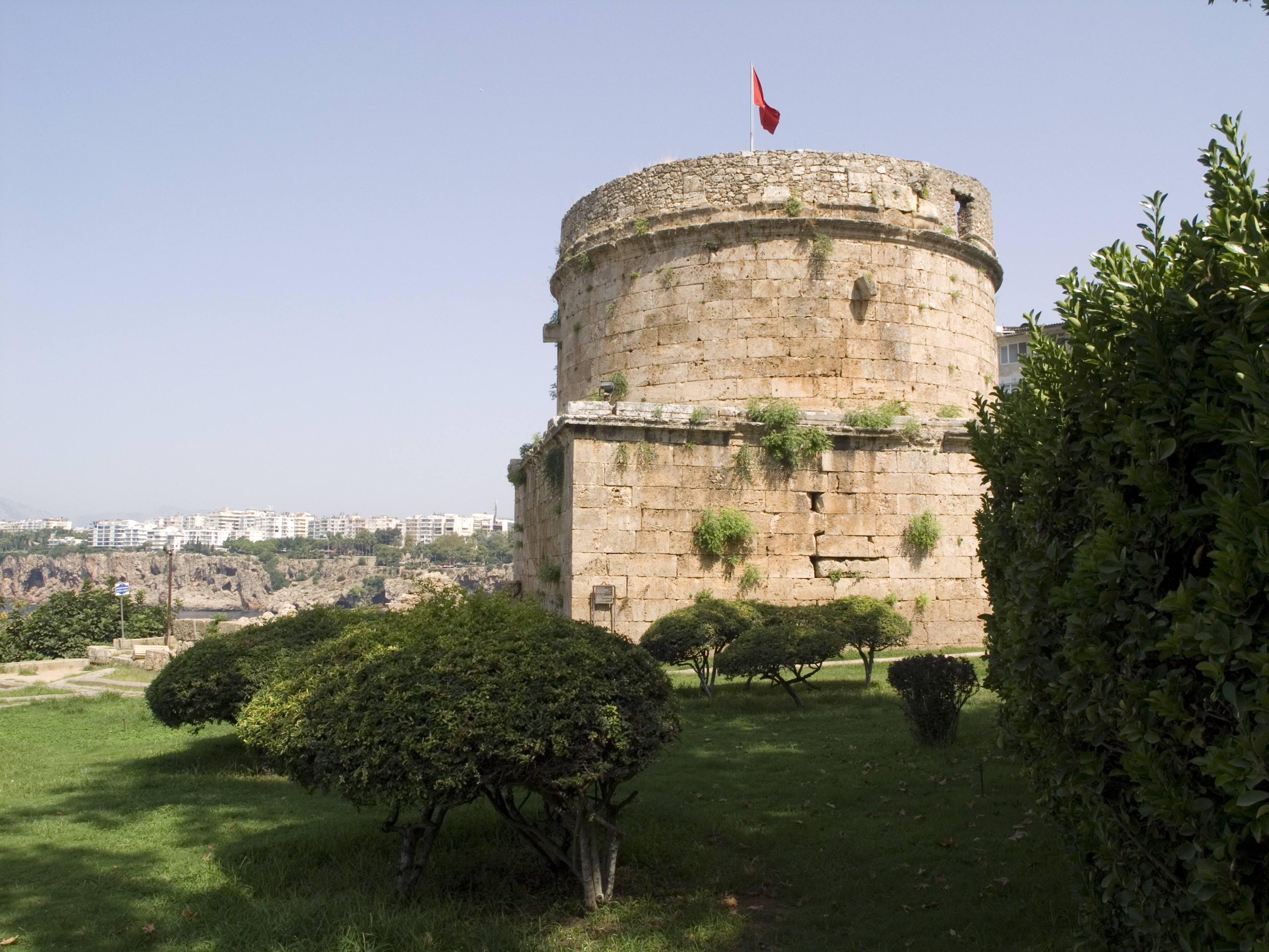 Hıdırlık Kulesi, Antalya, Kaleiçi, Eski Şehir, Roma kulesi, deniz manzarası, tarihi alan, antik kalıntılar, Türkiye, panoramik, simge yapı, taş yapı, seyahat noktası, Akdeniz, şehir tarihi