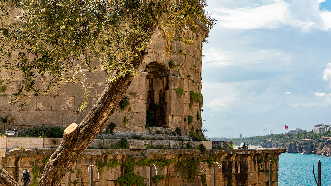 Hıdırlık Kulesi, Antalya, Kaleiçi, Eski Şehir, Roma kulesi, deniz manzarası, tarihi alan, antik kalıntılar, Türkiye, panoramik, simge yapı, taş yapı, seyahat noktası, Akdeniz, şehir tarihi