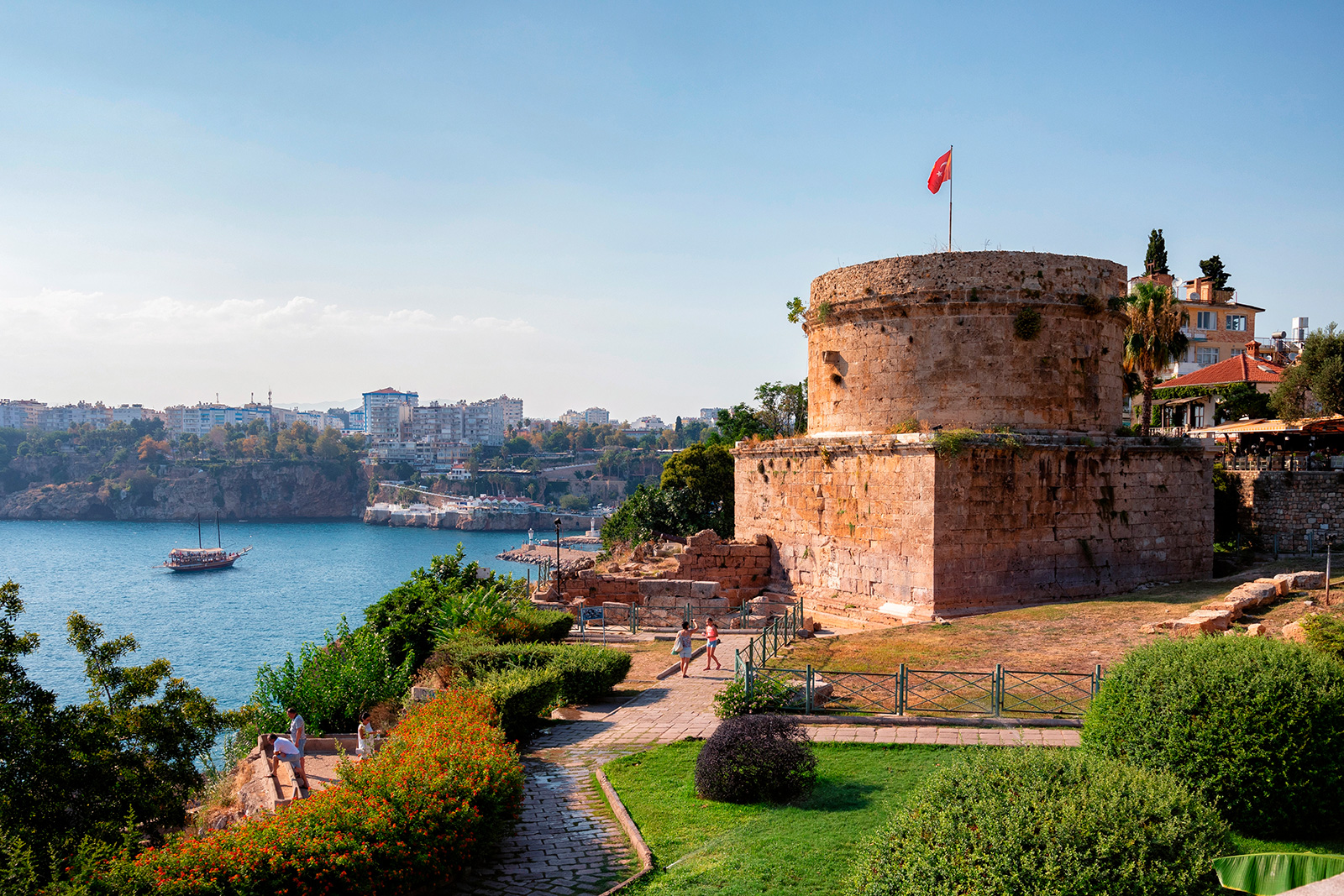 Hıdırlık Kulesi, Antalya, Kaleiçi, Eski Şehir, Roma kulesi, deniz manzarası, tarihi alan, antik kalıntılar, Türkiye, panoramik, simge yapı, taş yapı, seyahat noktası, Akdeniz, şehir tarihi
