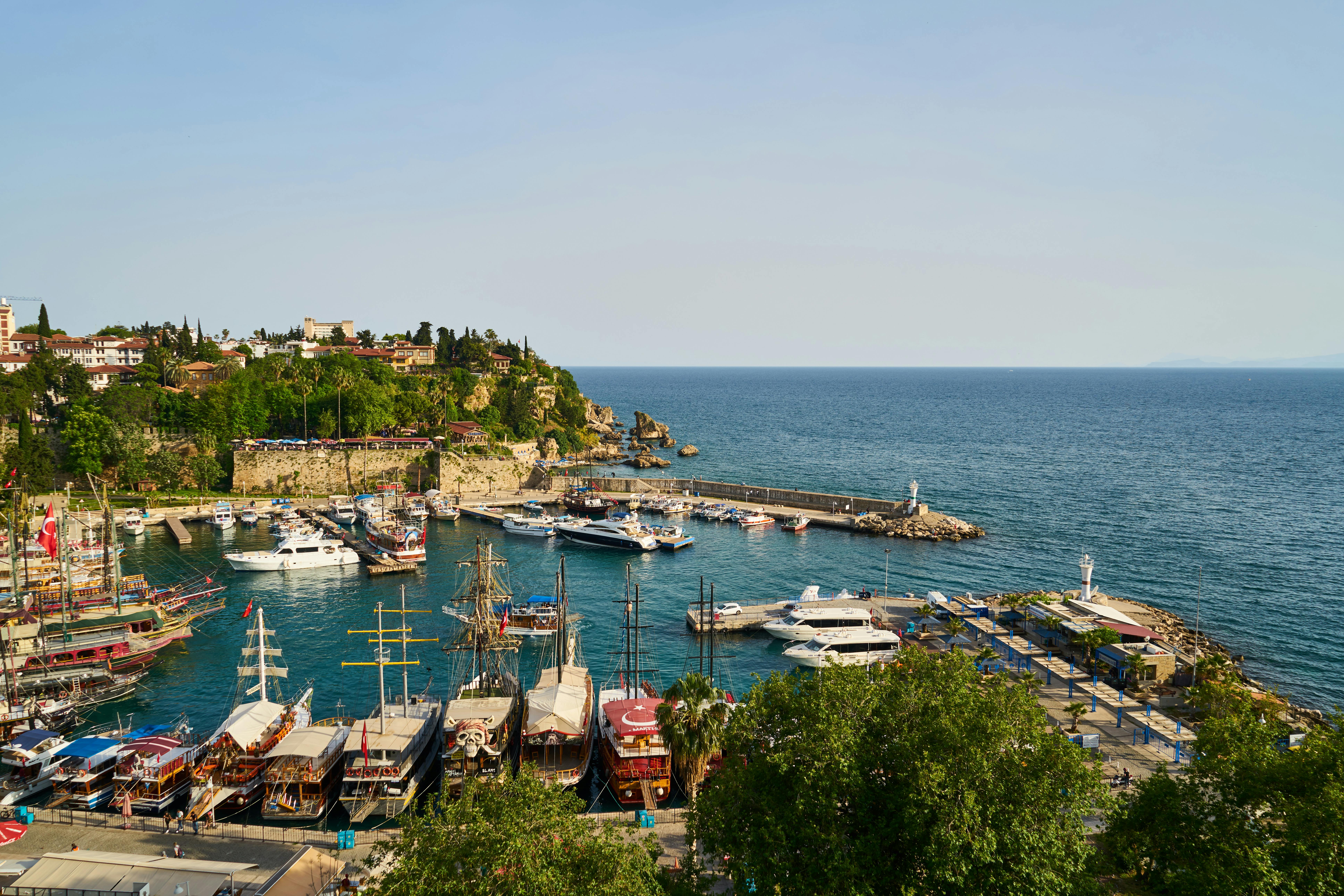 Eski Liman, Antalya, Kaleiçi, Eski Şehir, marina, yatlar, Akdeniz, tarihi liman, antik iskele, sahil, balıkçı tekneleri, yürüyüş yolu, şehir manzarası, Türkiye, gezi yeri