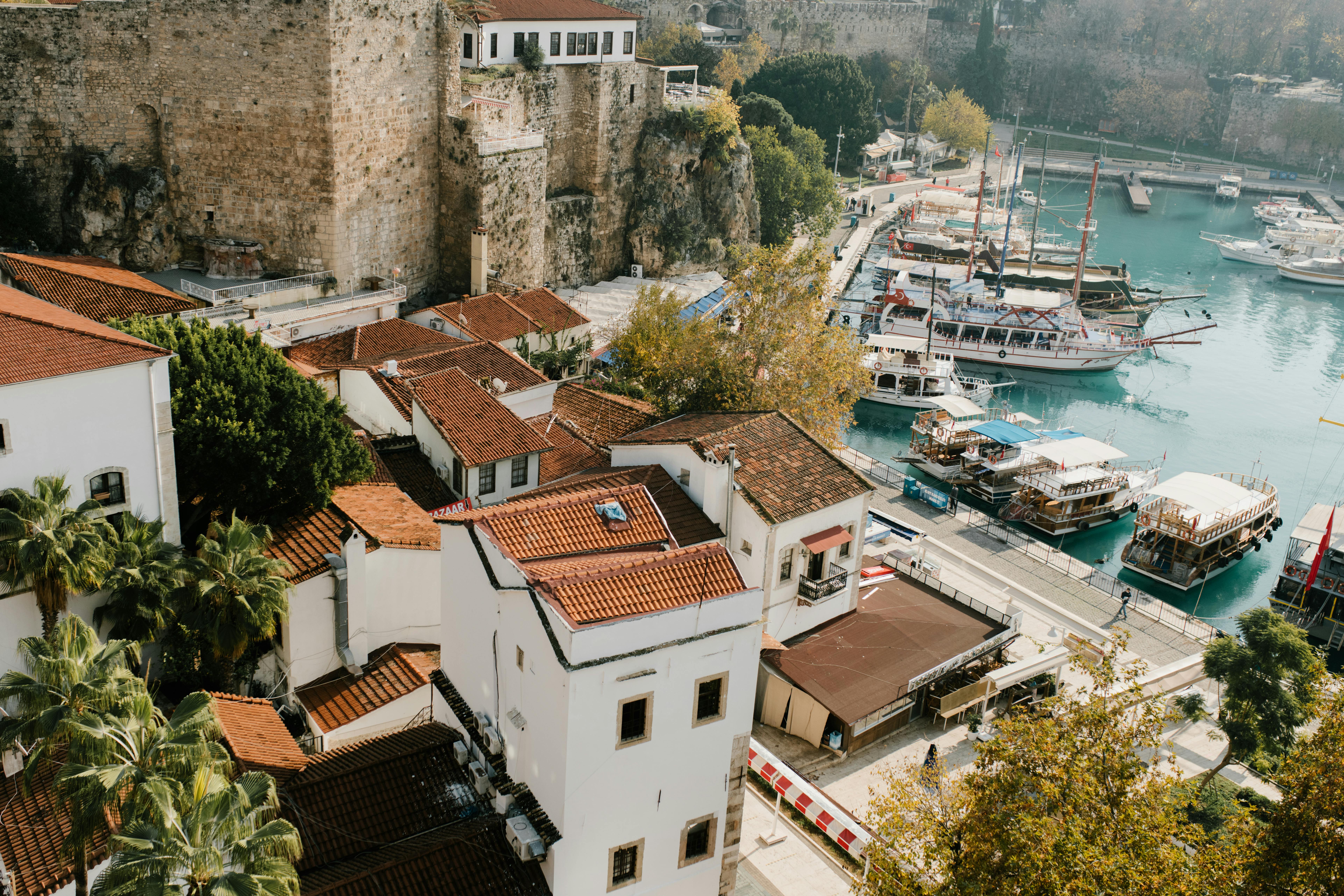 geleneksel pazar, Antalya, Kaleiçi, Eski Şehir, Türk çarşısı, hediyelik, alışveriş, yerel el sanatları, esnaflar, otantik, tezgahlar, halılar, kültürel deneyim, baharatlar, canlı renkler