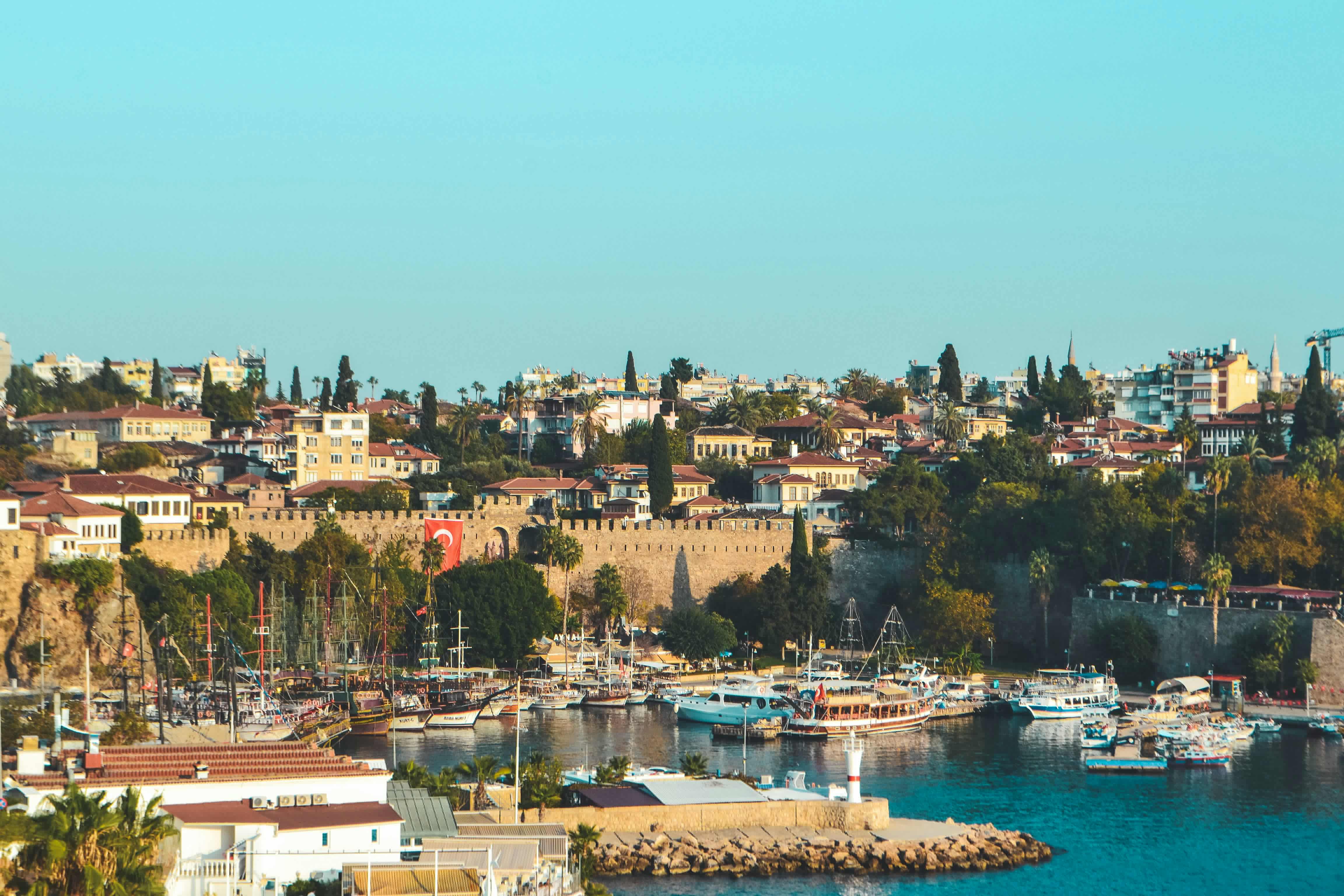 Eski Liman, Antalya, Kaleiçi, Eski Şehir, marina, yatlar, Akdeniz, tarihi liman, antik iskele, sahil, balıkçı tekneleri, yürüyüş yolu, şehir manzarası, Türkiye, gezi yeri