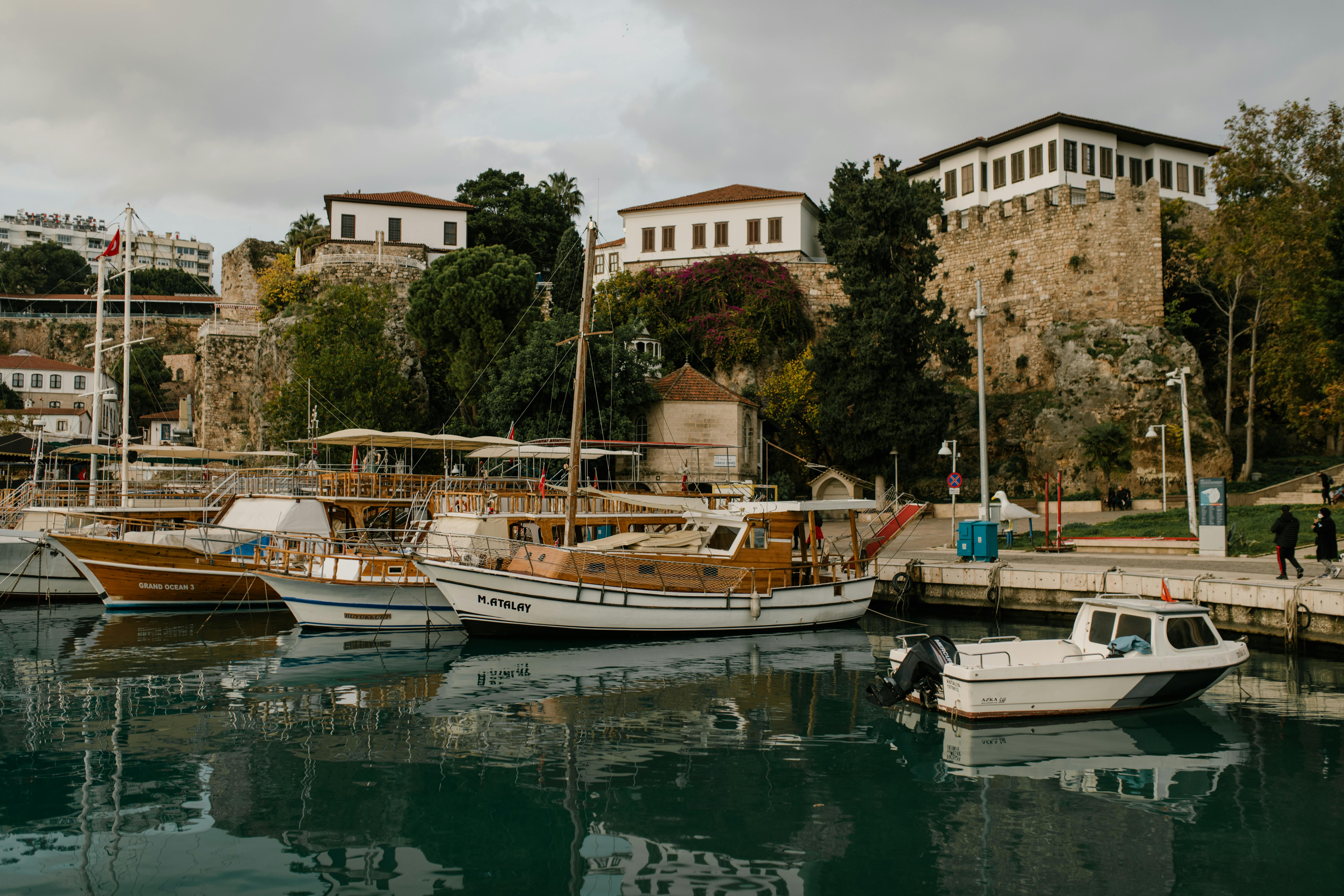 Eski Liman, Antalya, Kaleiçi, Eski Şehir, marina, yatlar, Akdeniz, tarihi liman, antik iskele, sahil, balıkçı tekneleri, yürüyüş yolu, şehir manzarası, Türkiye, gezi yeri
