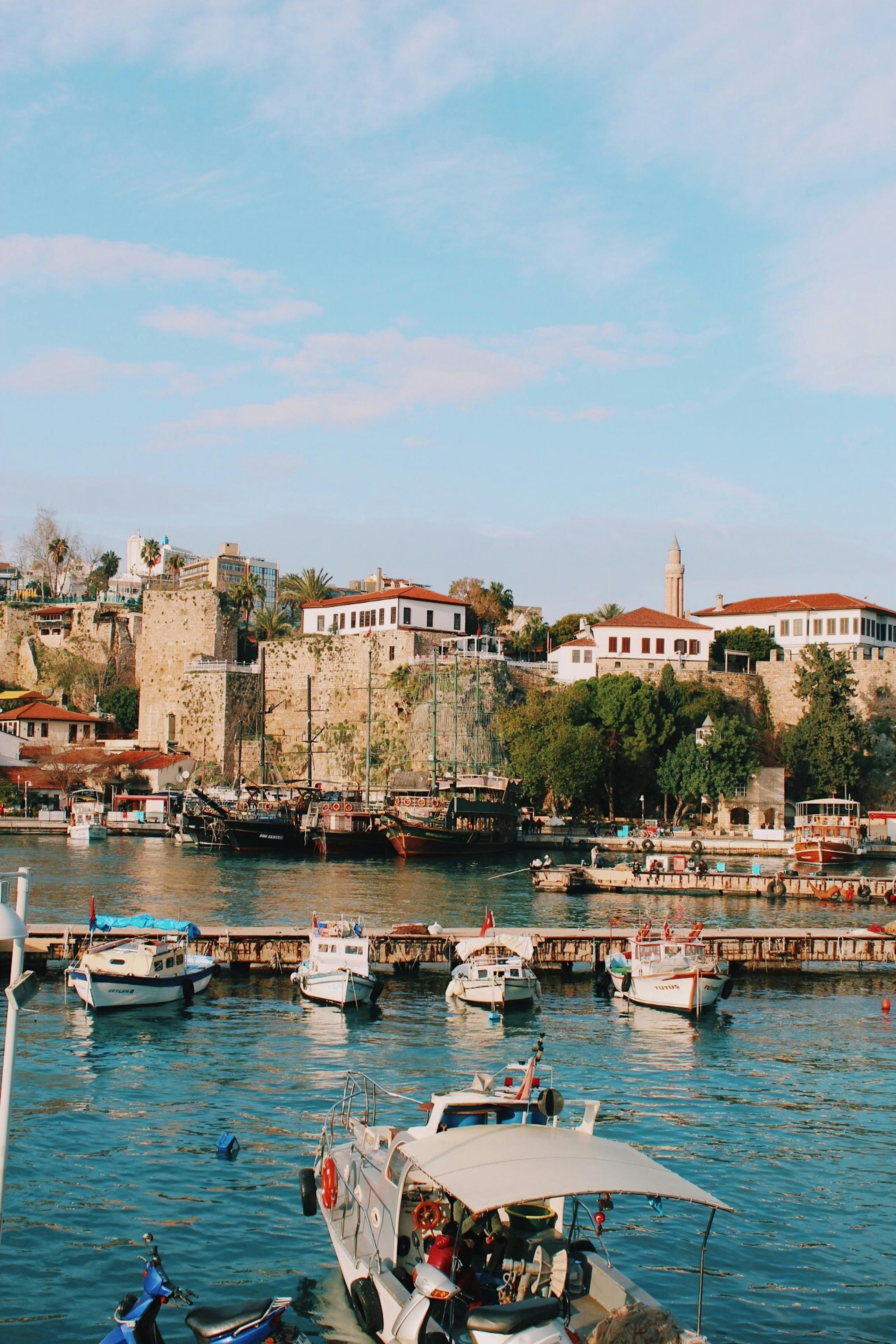 Eski Liman, Antalya, Kaleiçi, Eski Şehir, marina, yatlar, Akdeniz, tarihi liman, antik iskele, sahil, balıkçı tekneleri, yürüyüş yolu, şehir manzarası, Türkiye, gezi yeri