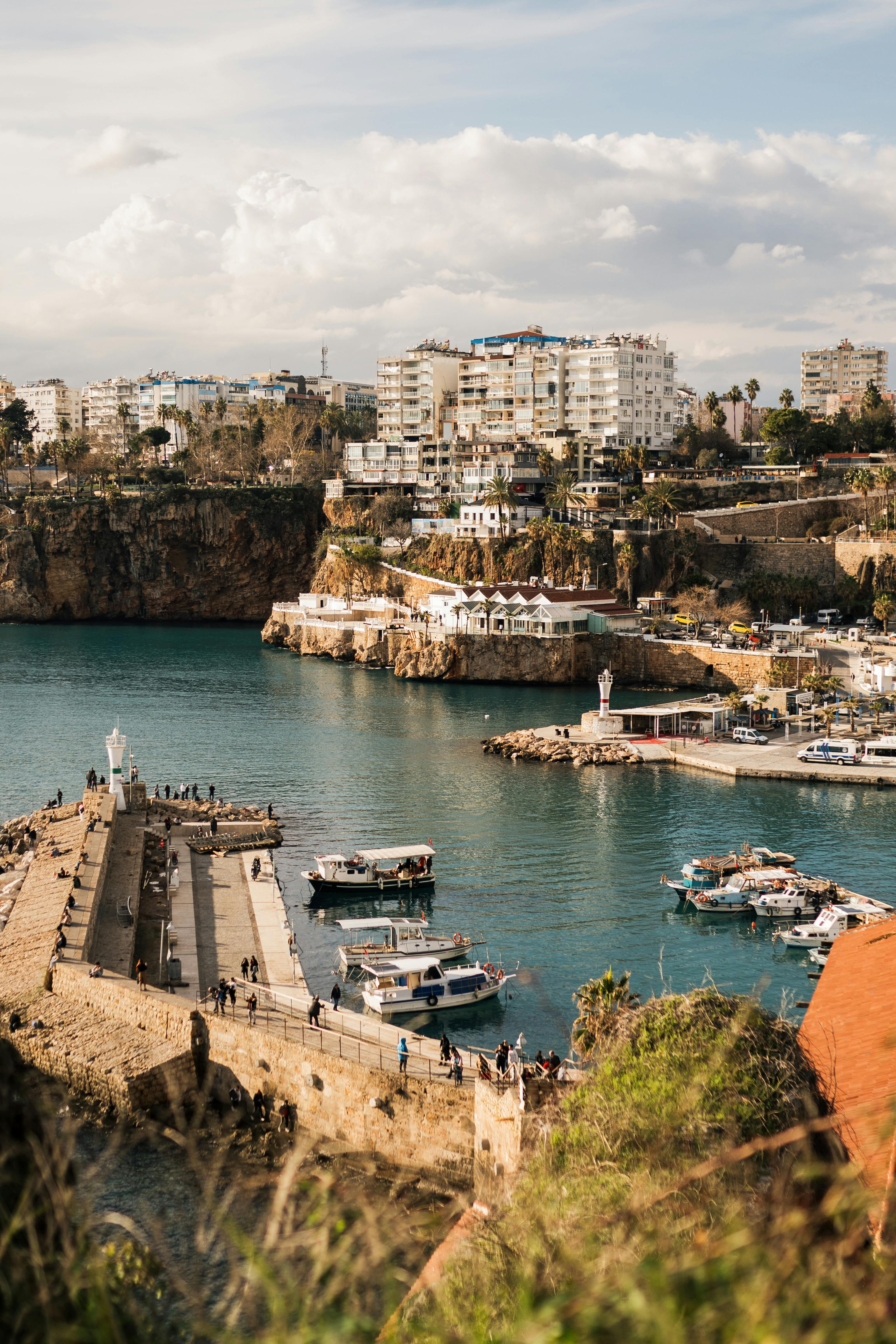 sokaklar, Antalya, Kaleiçi, Eski Şehir, Arnavut kaldırımı, dar yollar, yerel yaşam, şehir yürüyüşü, tarihi bölge, Türkiye, günlük hayat, sokak fotoğrafçılığı, geleneksel, mimari, atmosfer