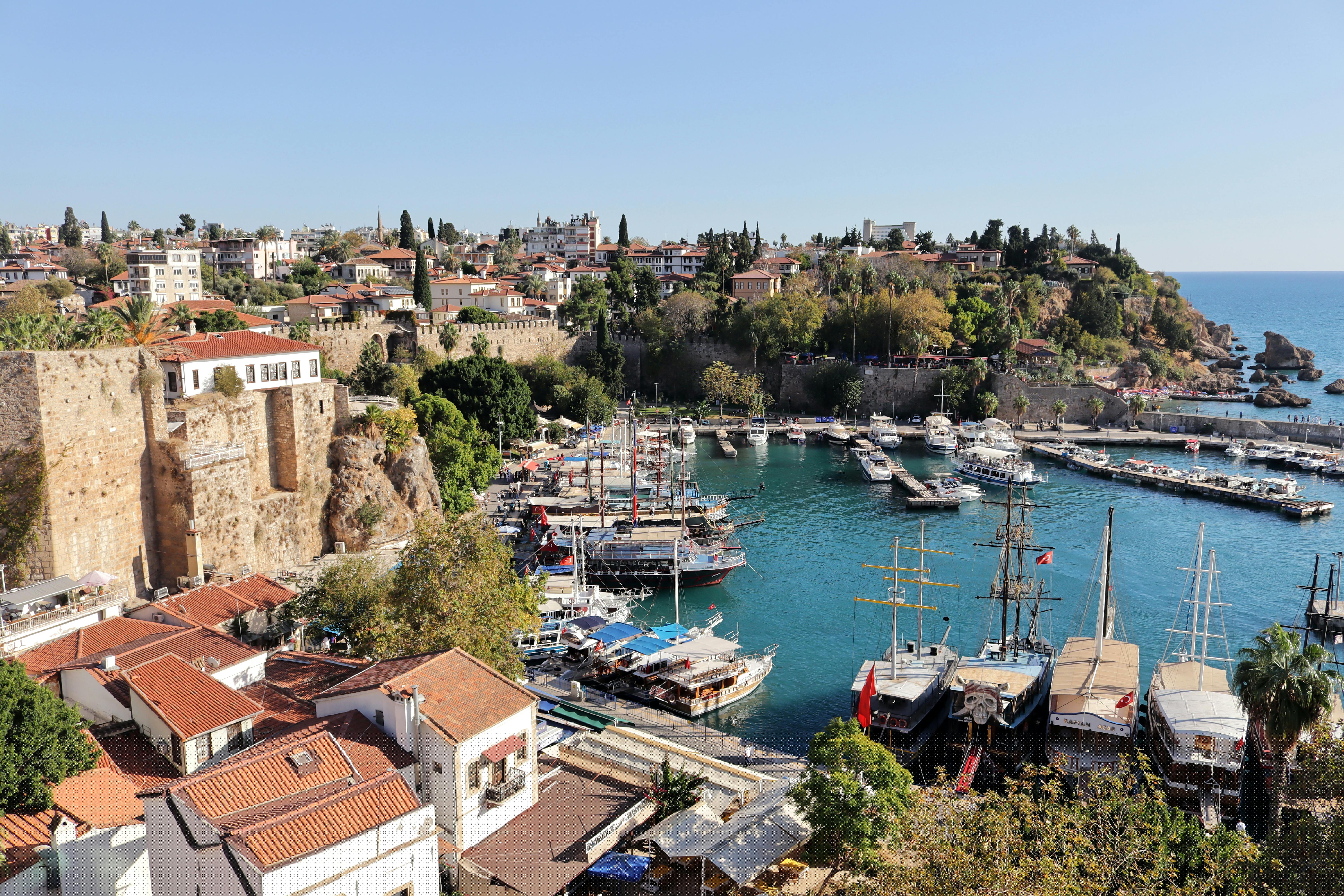 Eski Liman, Antalya, Kaleiçi, Eski Şehir, marina, yatlar, Akdeniz, tarihi liman, antik iskele, sahil, balıkçı tekneleri, yürüyüş yolu, şehir manzarası, Türkiye, gezi yeri