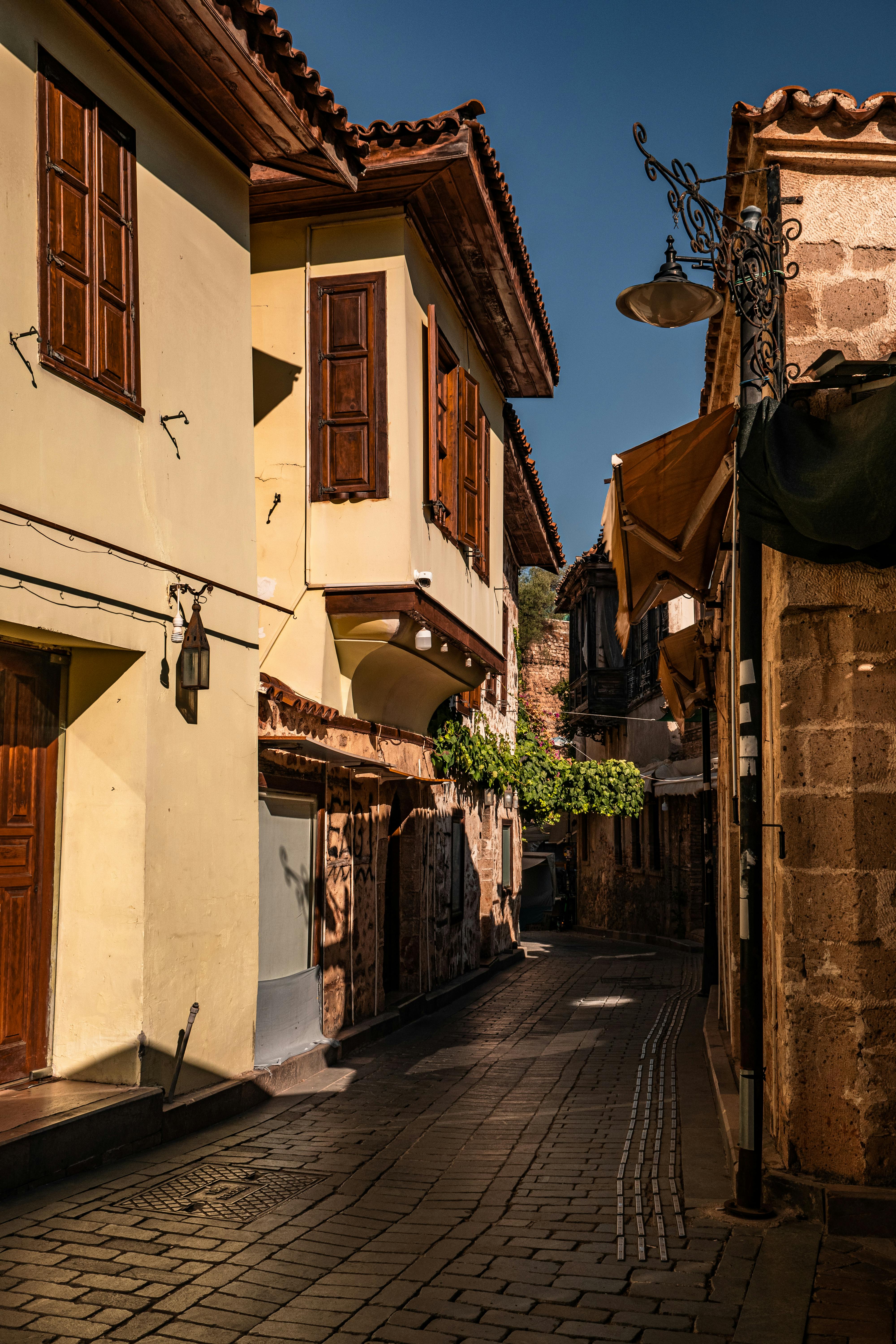 sokaklar, Antalya, Kaleiçi, Eski Şehir, Arnavut kaldırımı, dar yollar, yerel yaşam, şehir yürüyüşü, tarihi bölge, Türkiye, günlük hayat, sokak fotoğrafçılığı, geleneksel, mimari, atmosfer