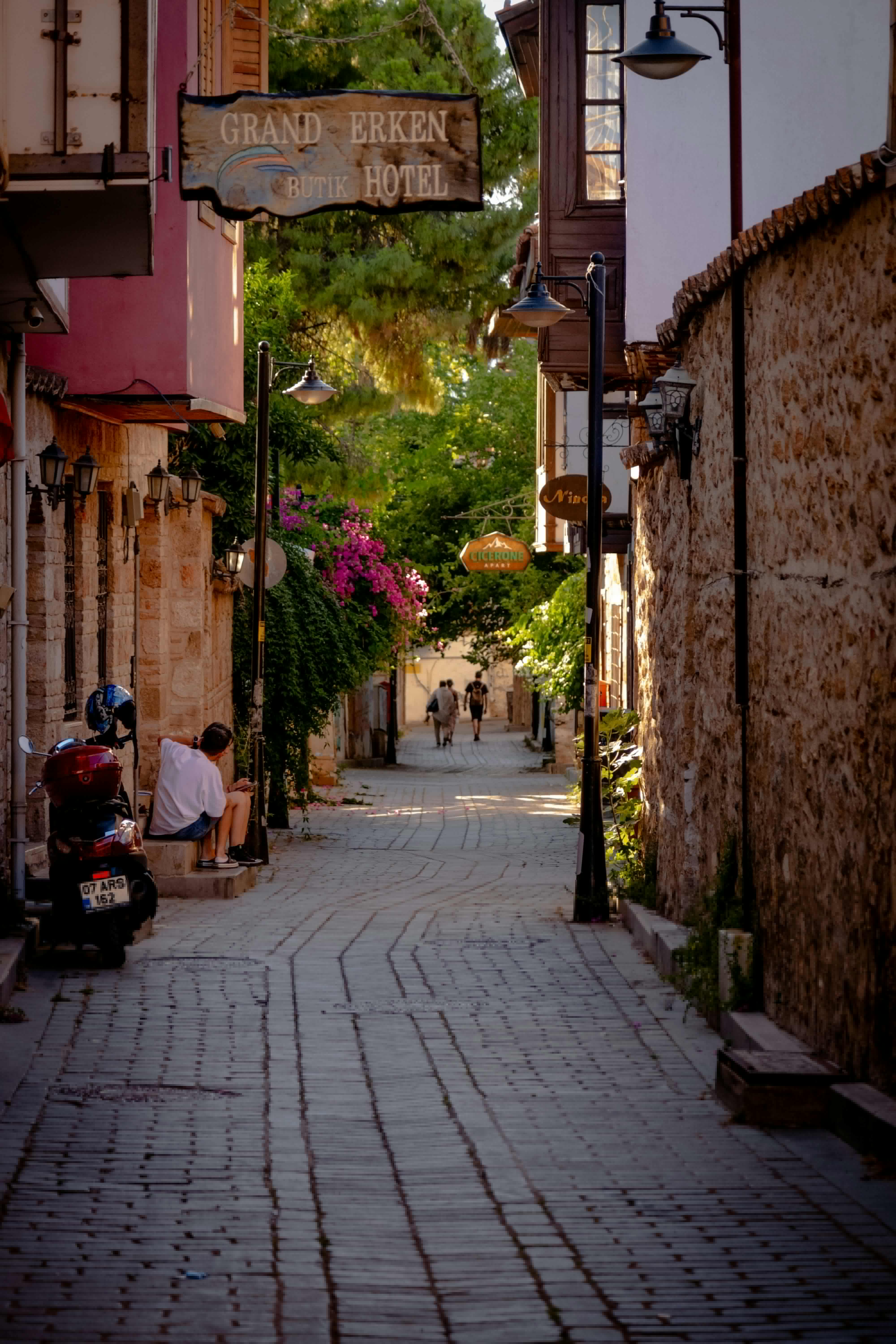 Hadrian Kapısı, Antalya, Kaleiçi, Eski Şehir, Roma mimarisi, antik tak, Türkiye, tarihi simge, gezi, turizm, kültürel miras, taş anıt, şehir surları, ünlü yer