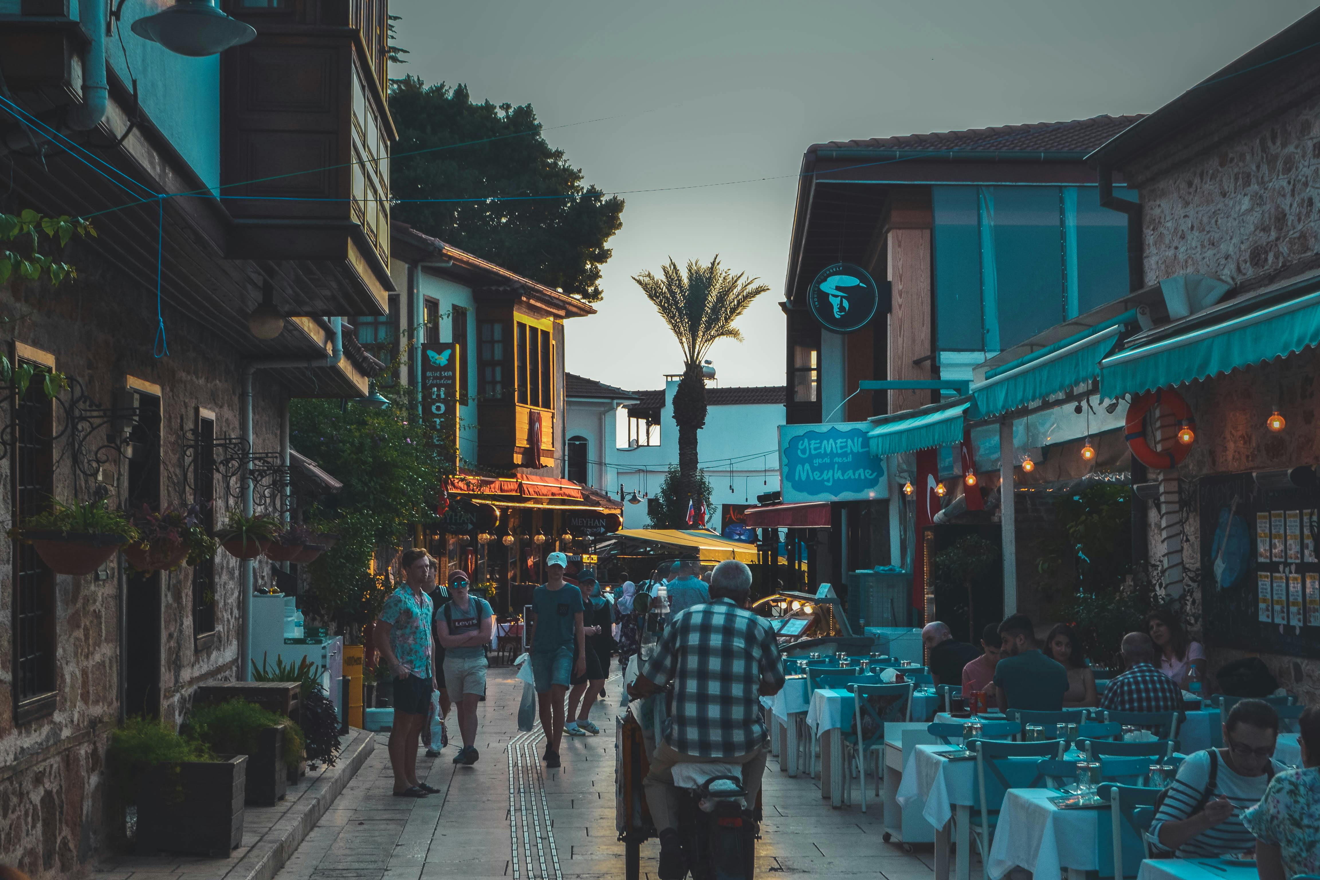 Hadrian Kapısı, Antalya, Kaleiçi, Eski Şehir, Roma mimarisi, antik tak, Türkiye, tarihi simge, gezi, turizm, kültürel miras, taş anıt, şehir surları, ünlü yer