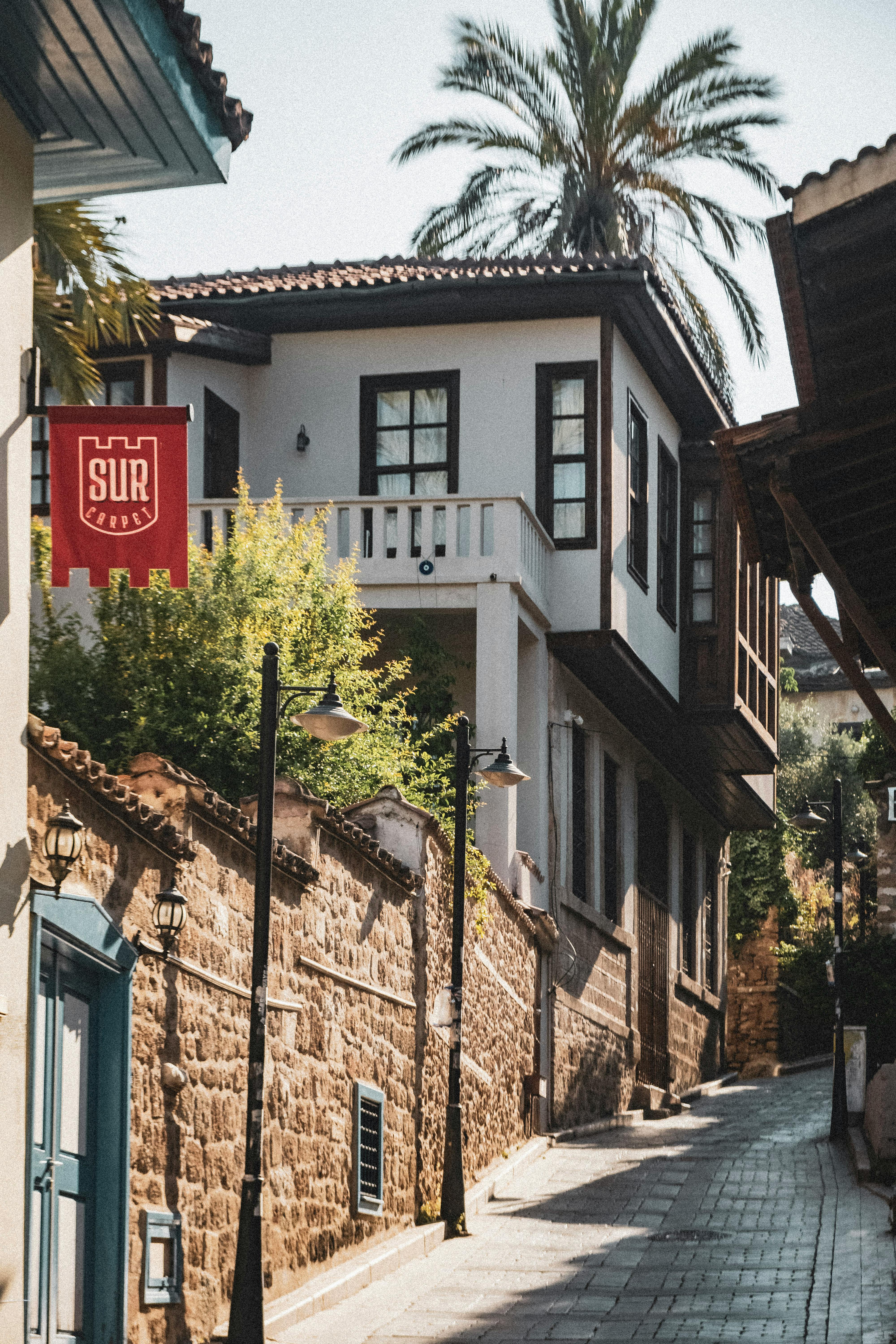 sokaklar, Antalya, Kaleiçi, Eski Şehir, Arnavut kaldırımı, dar yollar, yerel yaşam, şehir yürüyüşü, tarihi bölge, Türkiye, günlük hayat, sokak fotoğrafçılığı, geleneksel, mimari, atmosfer