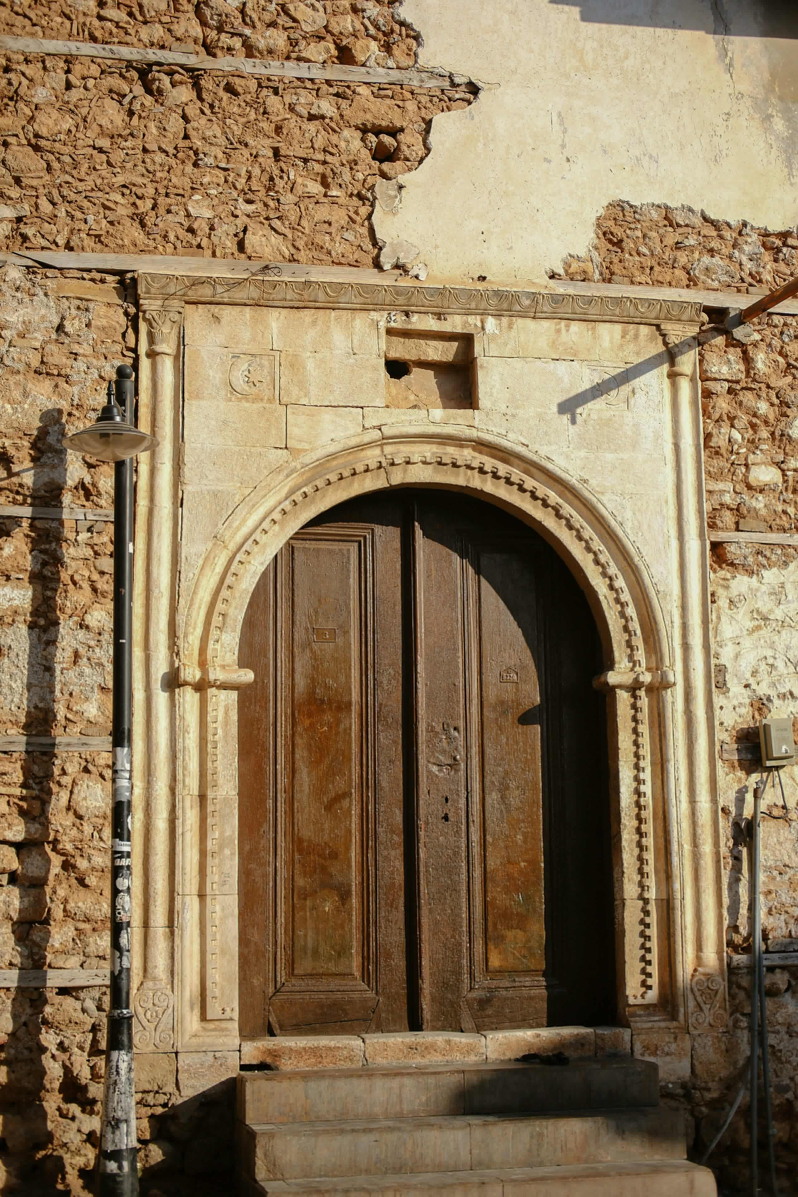 Hadrian Kapısı, Antalya, Kaleiçi, Eski Şehir, Roma mimarisi, antik tak, Türkiye, tarihi simge, gezi, turizm, kültürel miras, taş anıt, şehir surları, ünlü yer