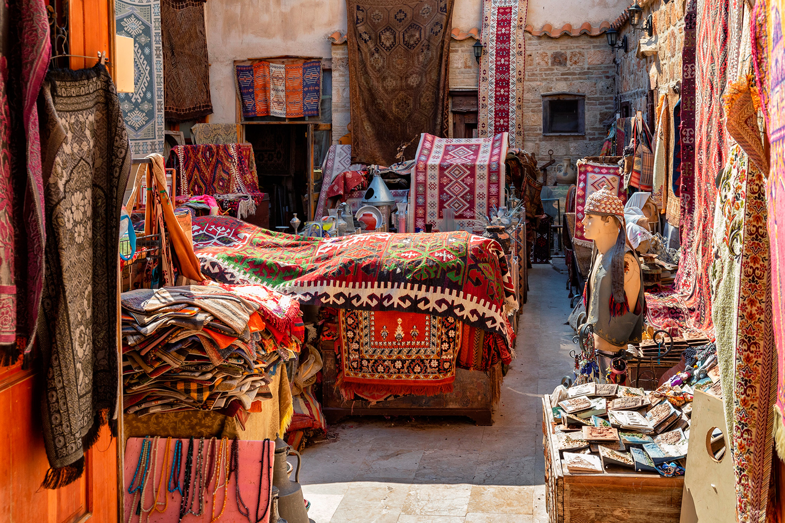 geleneksel pazar, Antalya, Kaleiçi, Eski Şehir, Türk çarşısı, hediyelik, alışveriş, yerel el sanatları, esnaflar, otantik, tezgahlar, halılar, kültürel deneyim, baharatlar, canlı renkler