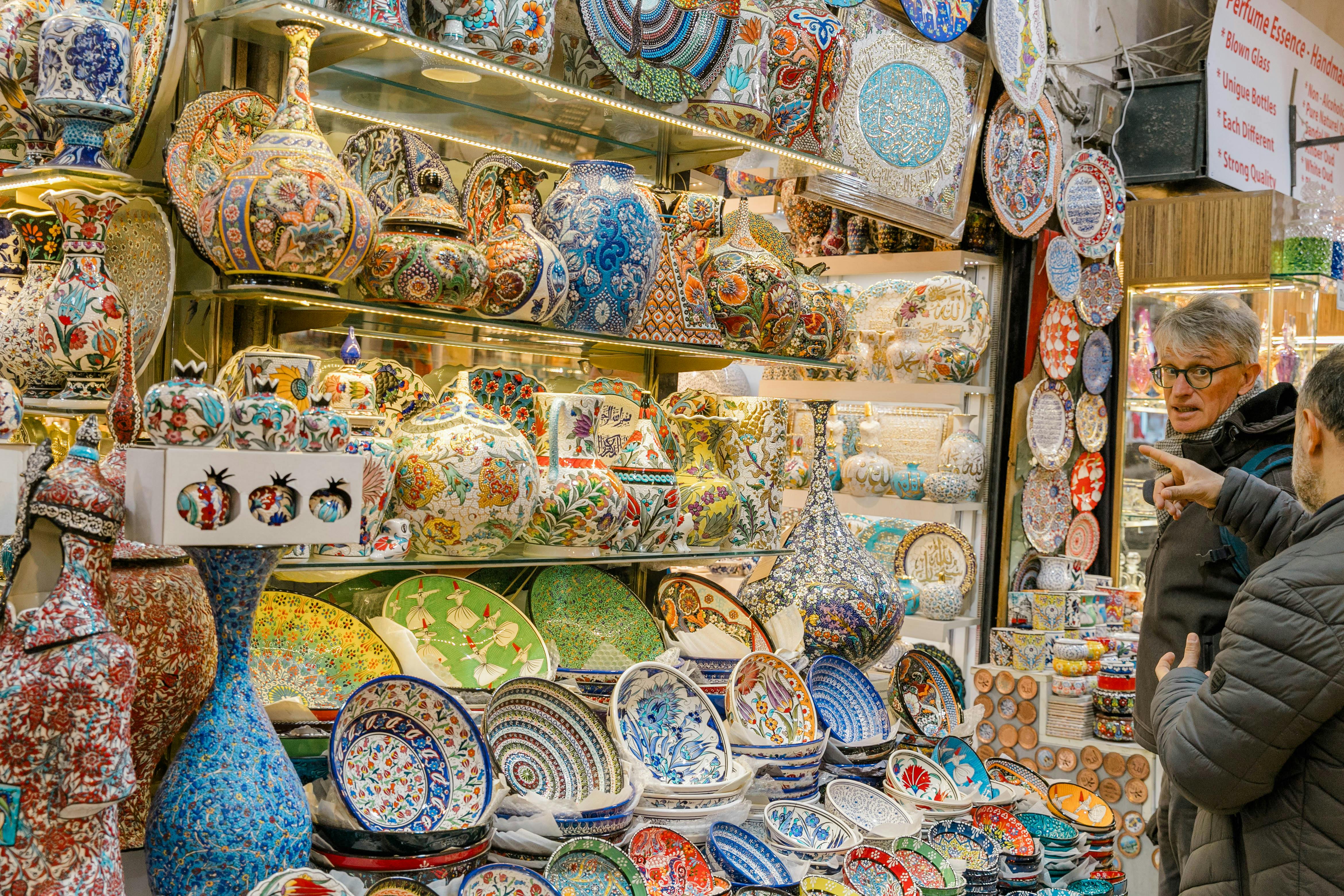 geleneksel pazar, Antalya, Kaleiçi, Eski Şehir, Türk çarşısı, hediyelik, alışveriş, yerel el sanatları, esnaflar, otantik, tezgahlar, halılar, kültürel deneyim, baharatlar, canlı renkler
